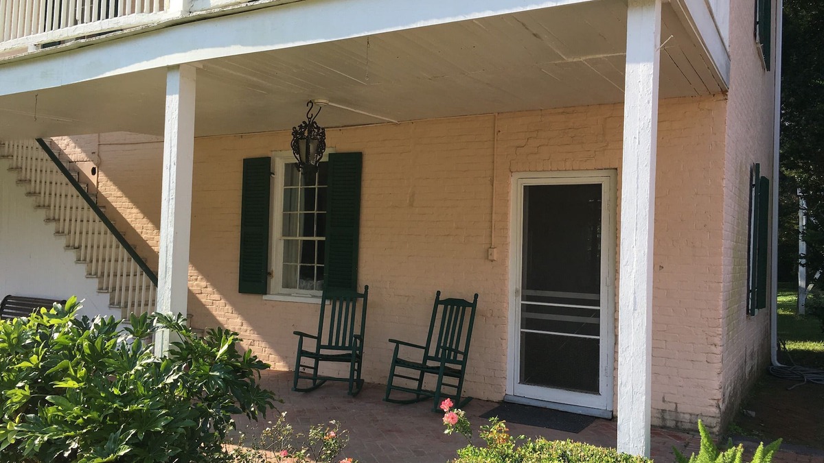 Natchez House | The 1853 Billiard Room Suite at Lansdowne 10 minutes from downtown!