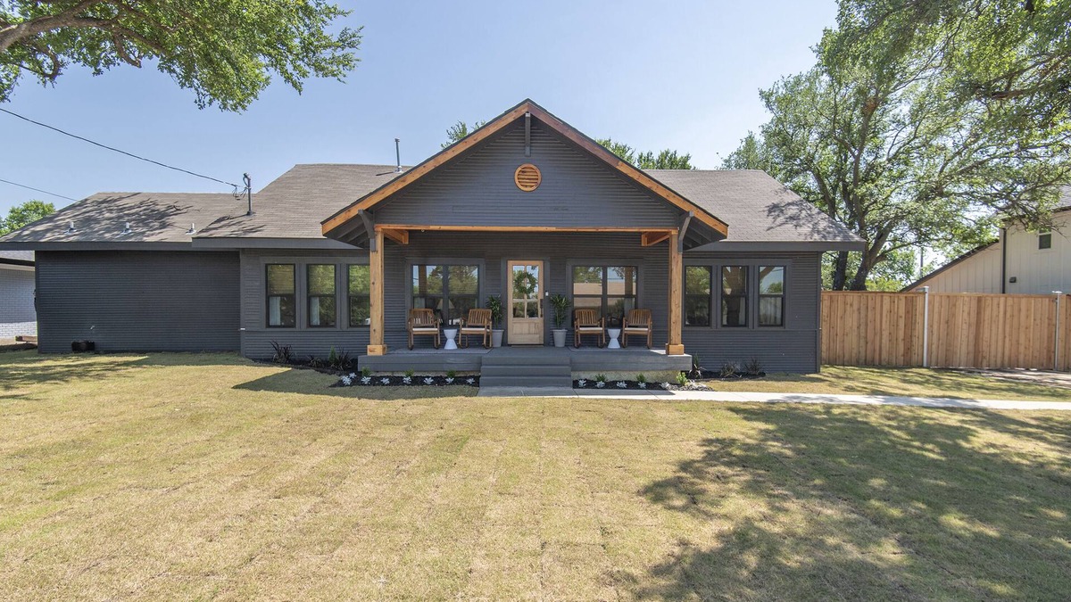 Celina House | The 1913 - The BoHo Chic 4 Bed/2 Bath home in Downtown Celina