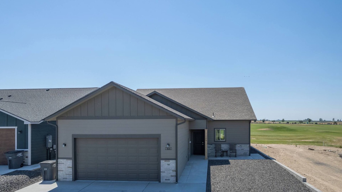 Moses Lake House | The 19th Green ~ A private lake house on Legacy Golf Course.