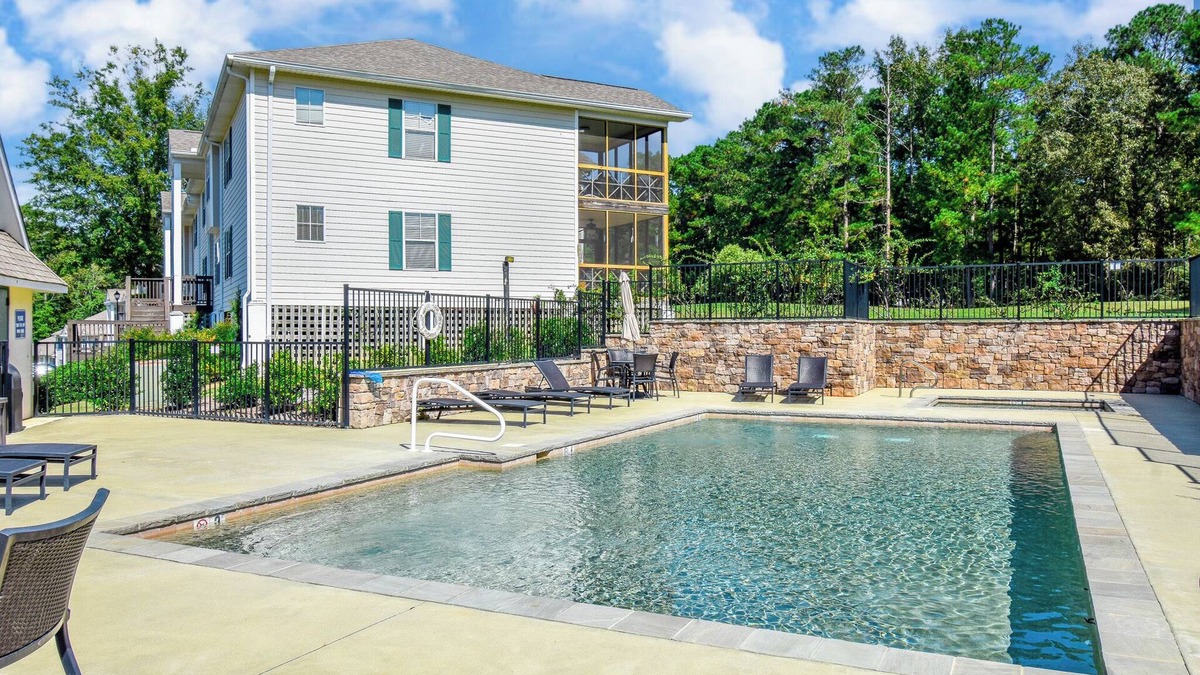 Dadeville Villa | The 19th Hole- Sleeps 6, The 19th Hole- Near Lake Martin- Sleeps 6- Golf Condo