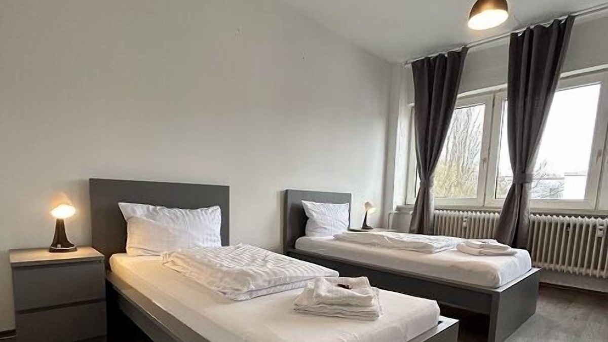 Bramfeld Apartment | The 35 m2 large guest room no. 11 in our apartment house Haldesdorfer Straße is equipped with a sofa bed, 2 single beds and a wardrobe.