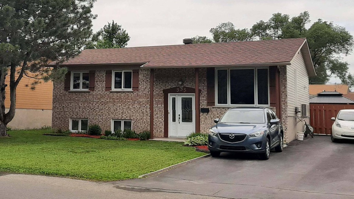 Saint-Eustache House | The 4-bedroom confo bungalow, close to all amenities