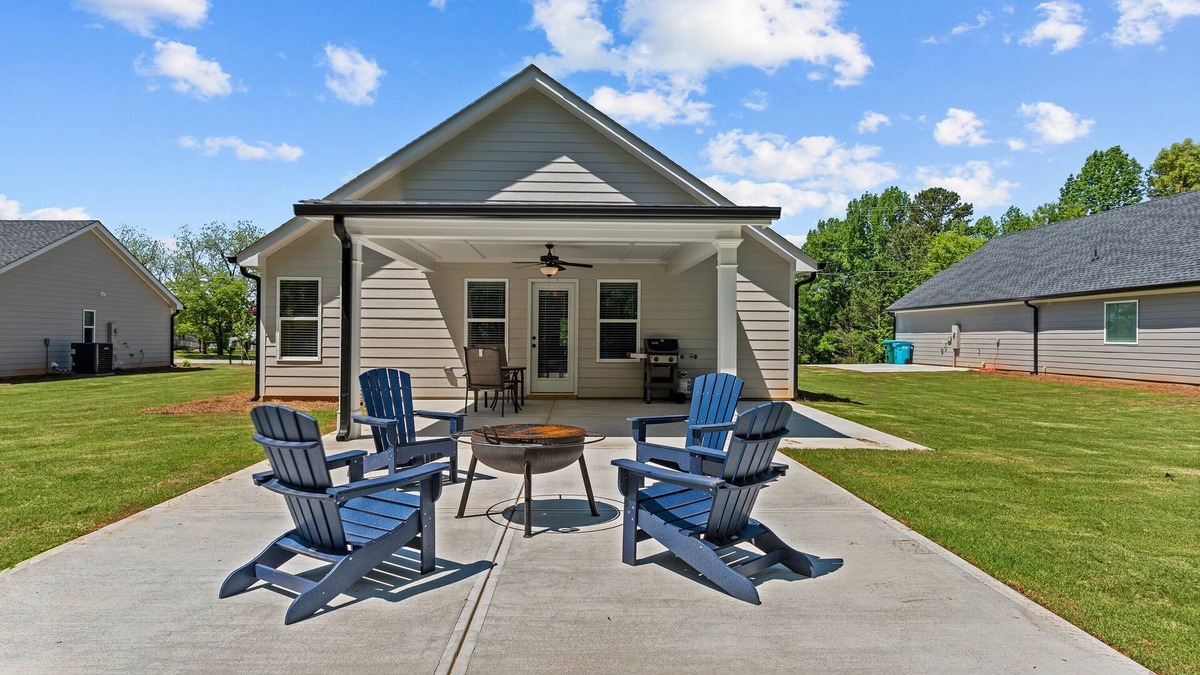 Commerce House | The 54th Cottage Close to Commerce Shopping