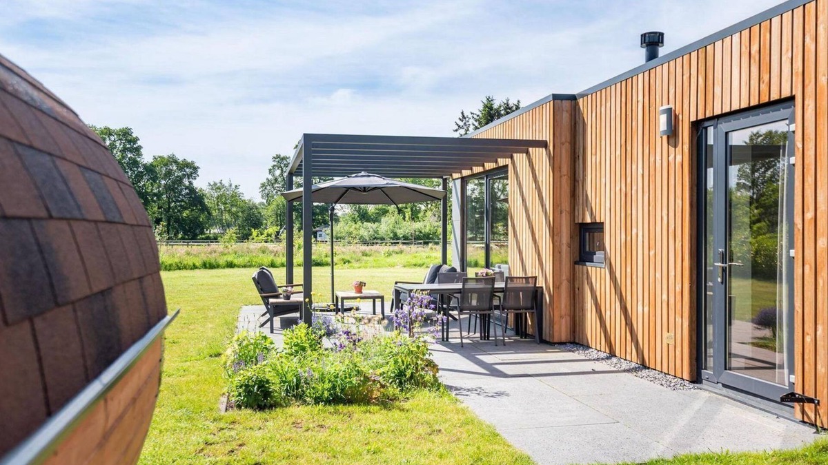 Kotten House | The 6-person holiday villa Amalia with a private sauna has a spacious living room, an open kitchen, three bedrooms, and a spacious terrace.