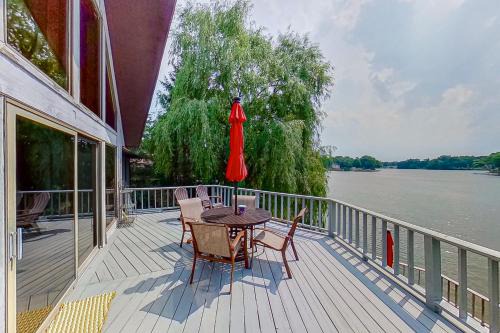 Paw Paw House | The 711 Lake House
