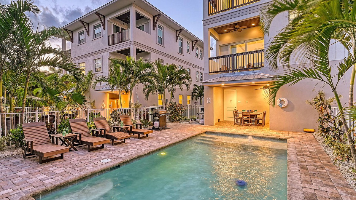 Siesta Key House | The Abalone | Luxury Pet Friendly Home, 2 Heated Pools, Ping Pong Tables Steps to Beach!