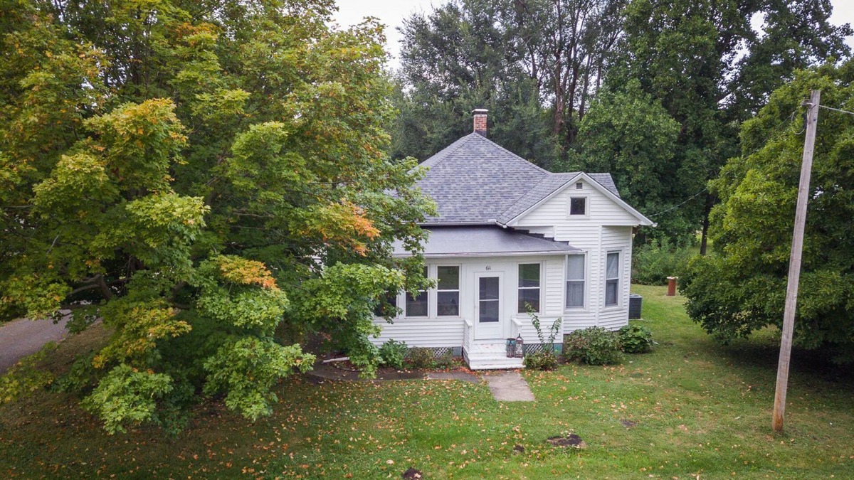 Lane House | The Abbey 6 Minute drive to Beautiful Clinton Lake!!