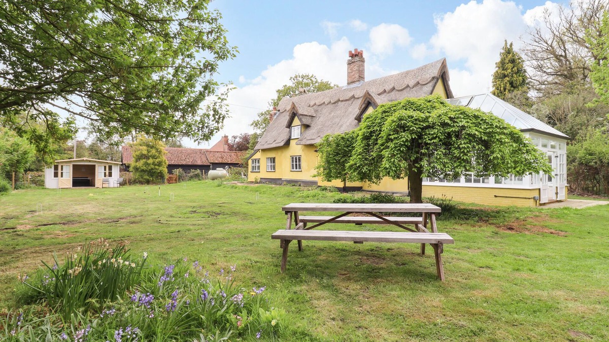 Bury St Edmunds Cottage | THE ABBEY COTTAGE, pet friendly, with hot tub in Windsor Green
