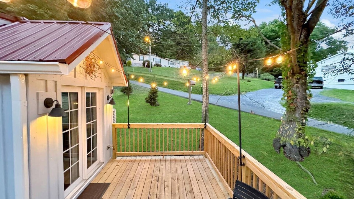 Summersville House | The Acorn - Cozy Retreat in the Heart of Summersville