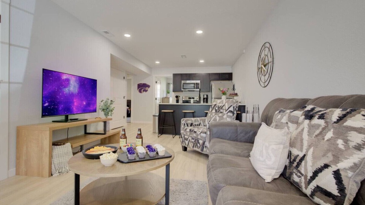 Manhattan Apartment | The Aggie Landing at Home Stay MHK