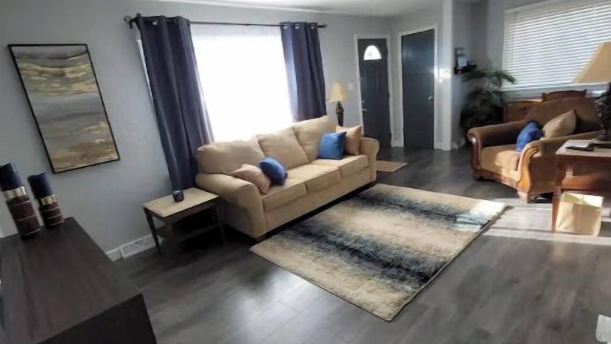 Greater South Side House | The Airport Sanctuary. Minutes to Airport and DWTN.