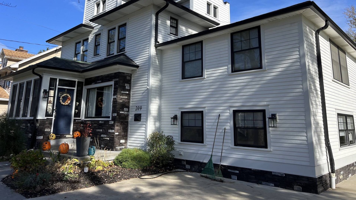 Hamburg House | The Alamo! Historic Sears & Roebuck Showcase 4 bed 2-½ Bath with Jacuzzi