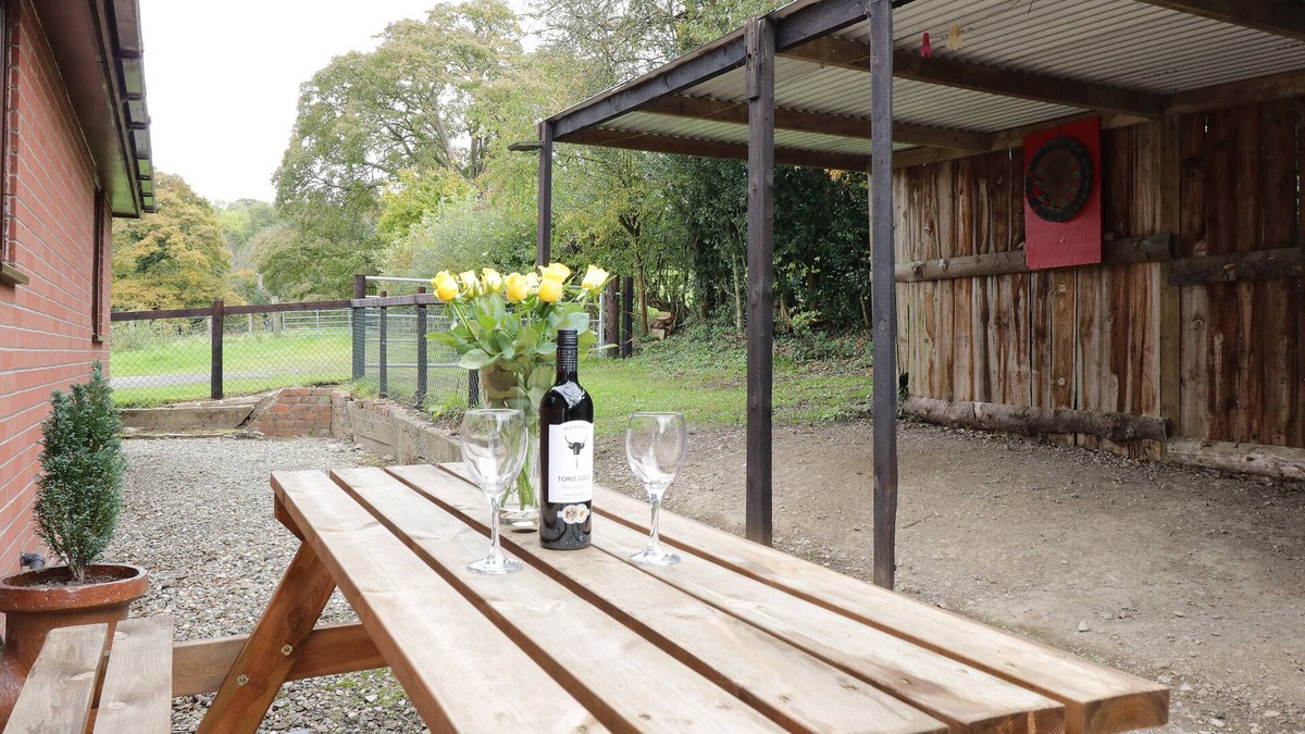 Llanfyllin House | THE ALDERS, pet friendly, with open fire in Llanfyllin