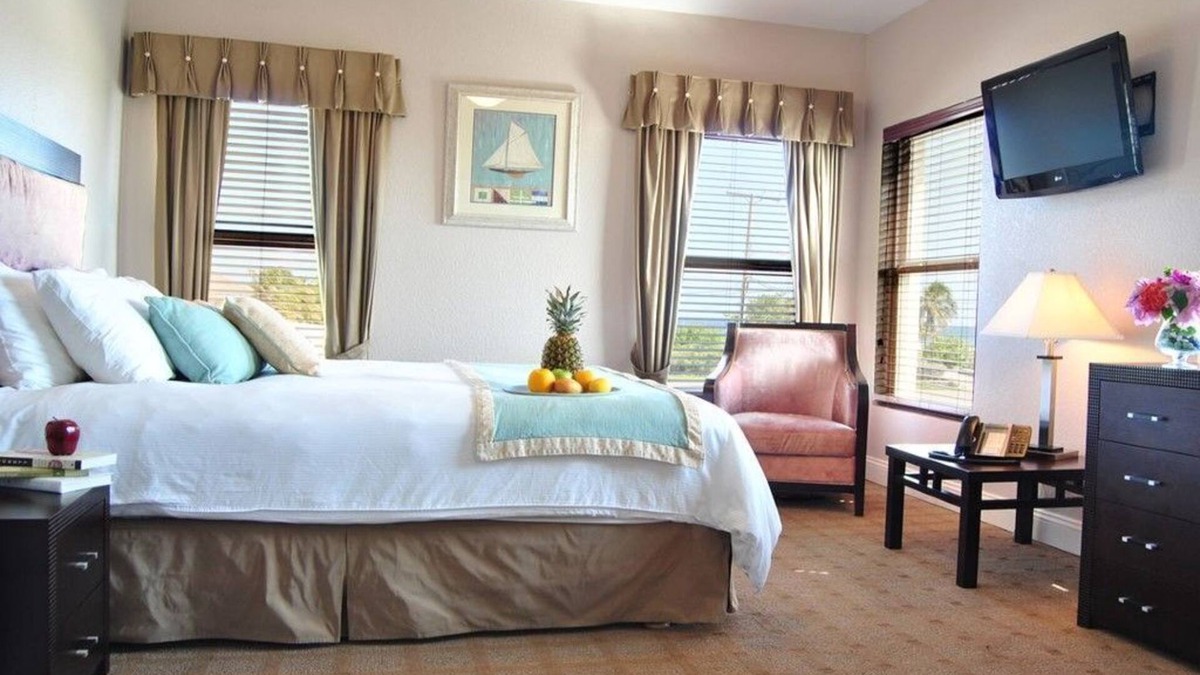 West End Apartment | The Alexander # 210 - Queen Suite