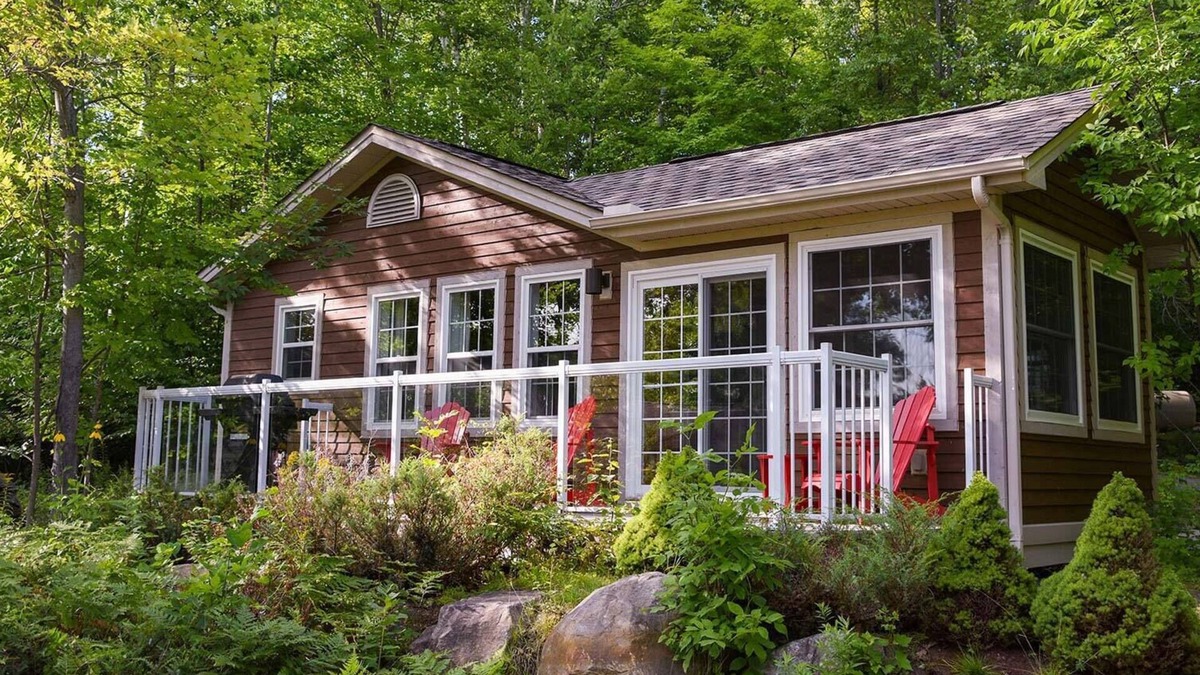 Lake of Bays Cottage | The Algonquin Luxury Cottage at Blue Water Acres Resort