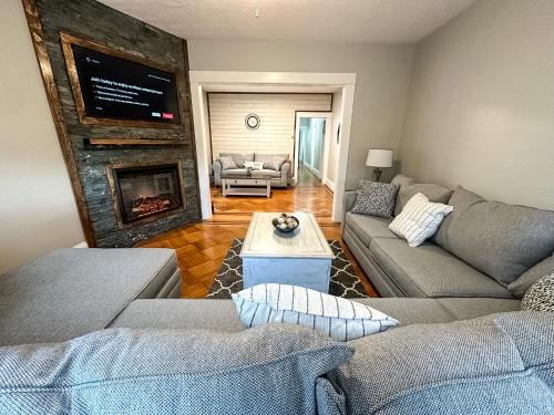 Albany Apartment | The Allen House - 3 Bedroom - 2 Full Bath - Private Gorgeous Apartment - Sleeps 8