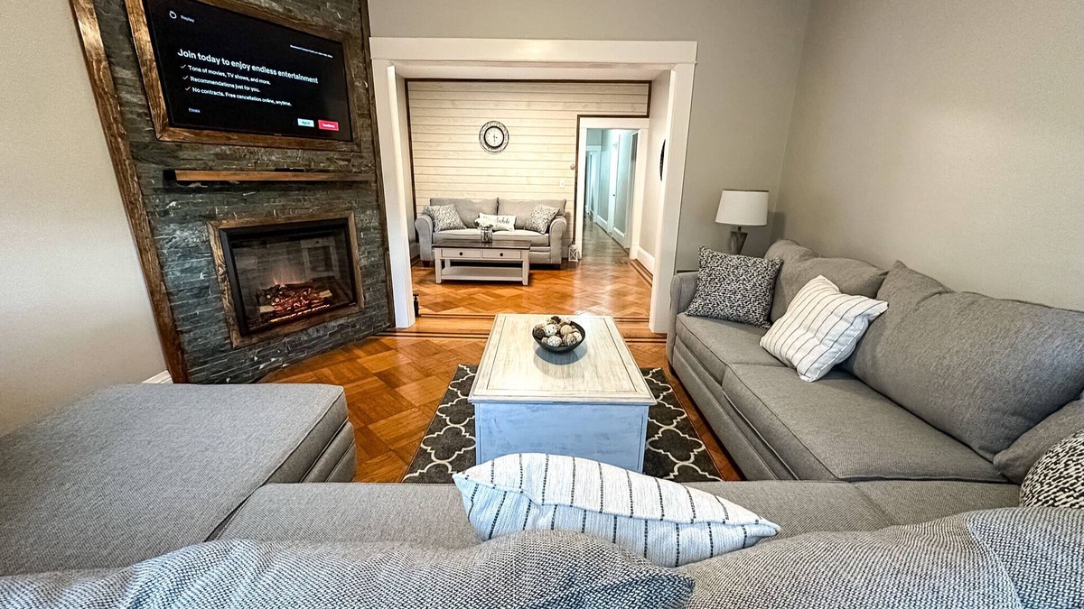 Albany House | “The Allen House” Charming 3-Bed/2-Bath Sleeps 8. Fantastic location in Albany