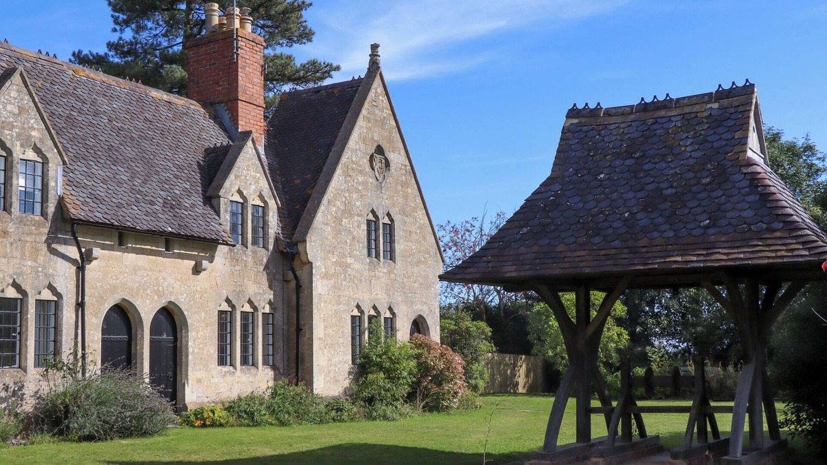 Forthampton House | THE ALMS HOUSE EAST, pet friendly, with open fire in Tewkesbury