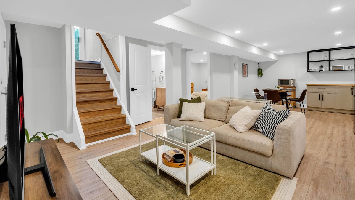 Hamilton Apartment | The Ancaster Suite - Chic & Earthy 2 Bdrm Suite