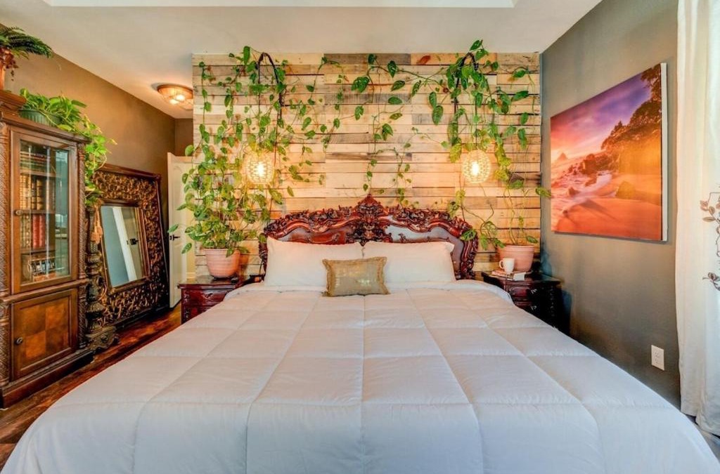 East Ocean View House | The Anchor 4BR Beach House w Balcony & King Bed