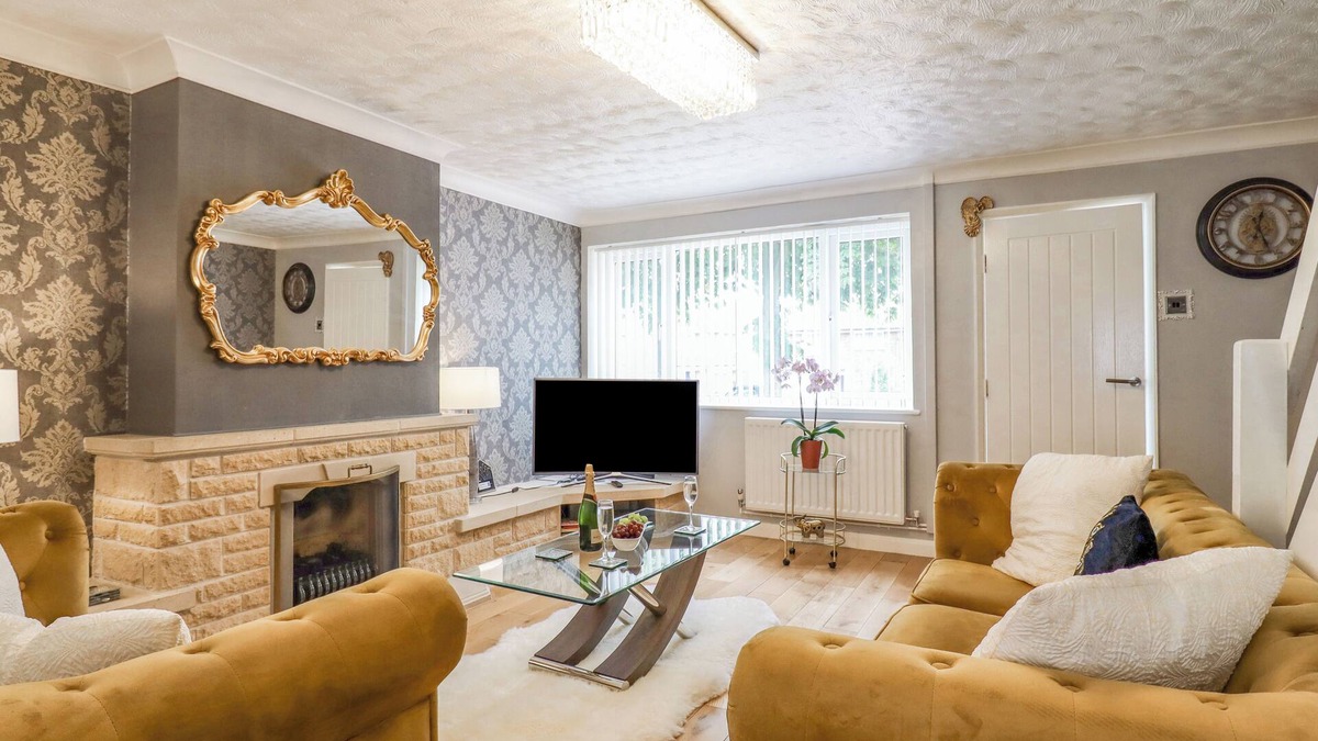 Bletchley Cottage | THE ANGEL'S REST, family friendly, with a garden in Bletchley