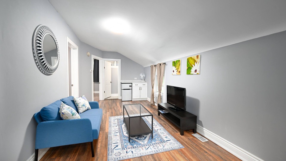 Brantford House | The Annex ; a cosy 3 bedroom abode