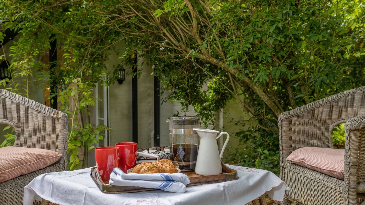 Shrewton Apartment | The Annexe: charming 1 bed near Stonehenge