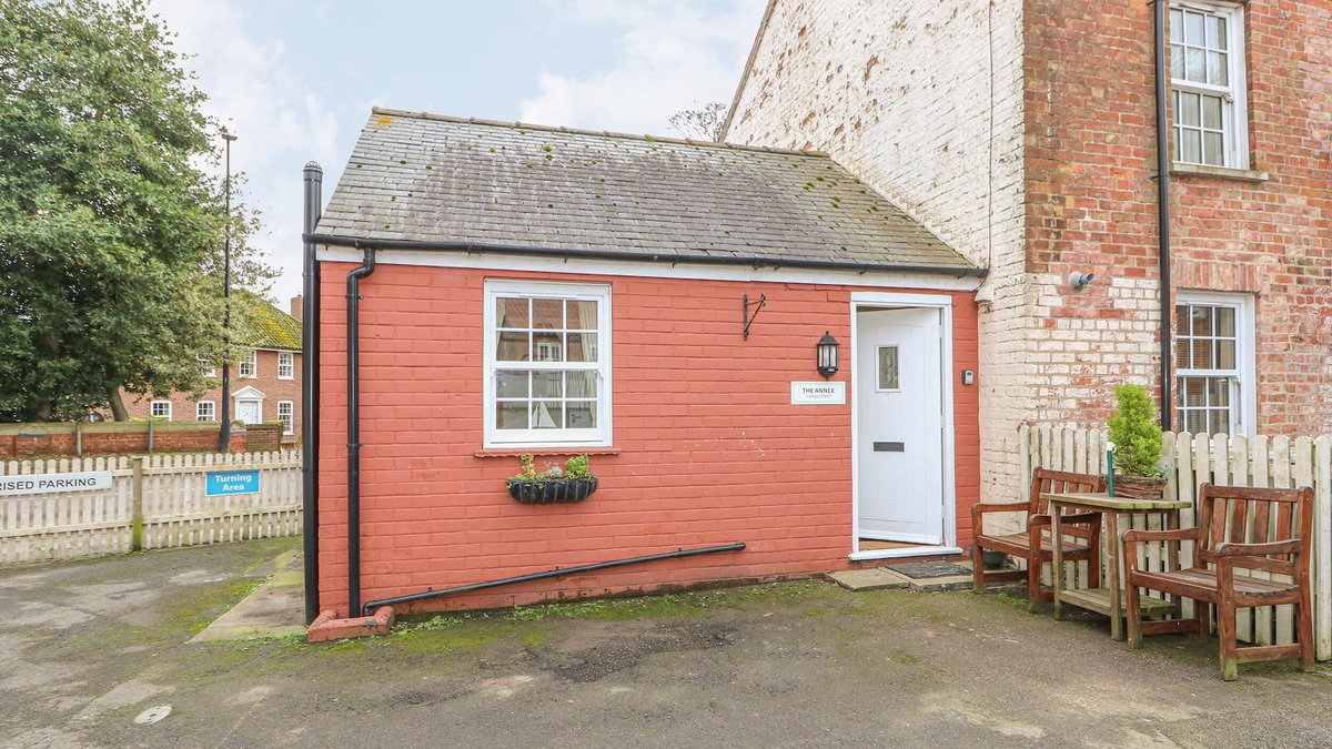 Burgh le Marsh Cottage | THE ANNEXE, pet friendly in Burgh Le Marsh
