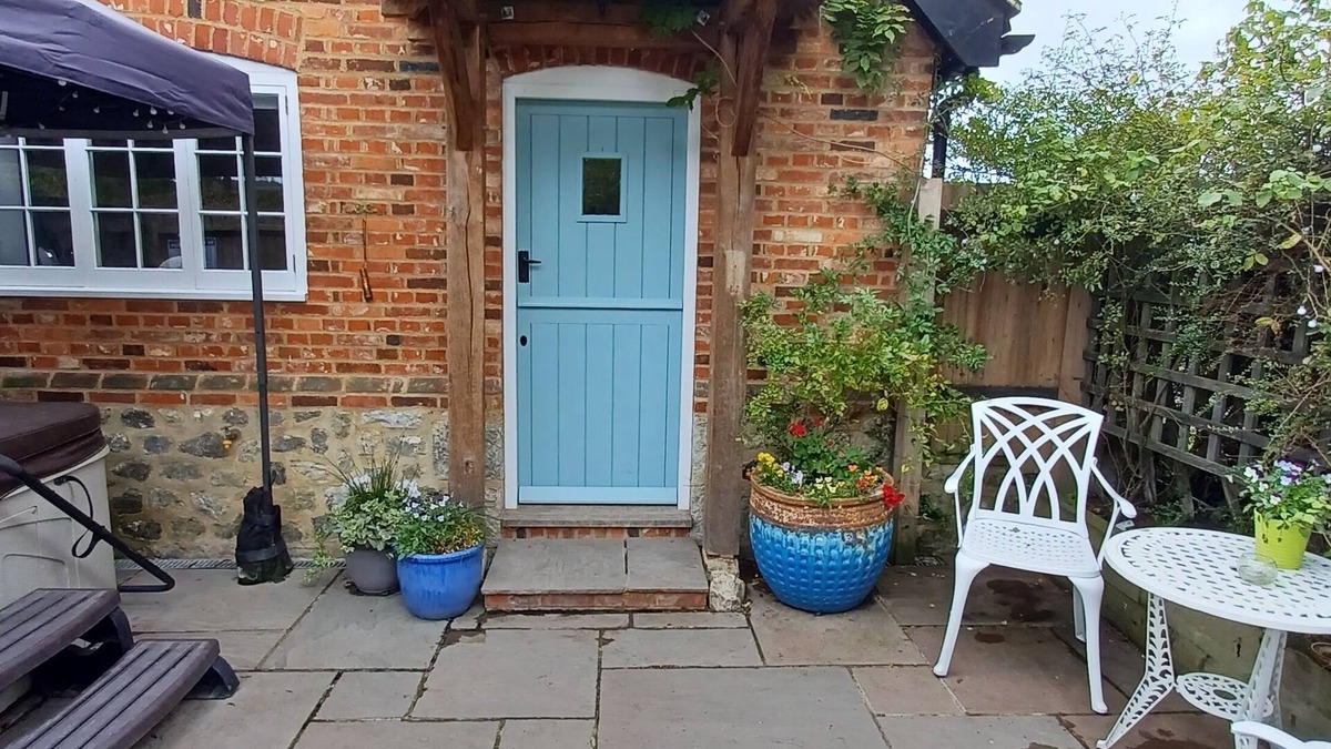 Maidstone Apartment | The Annexe -Studio apartment with hot tub in a rural location nr to Leeds Castle