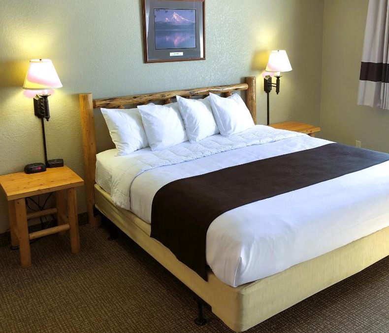 Gardiner Hotel | The Antler Lodge - Gardiner