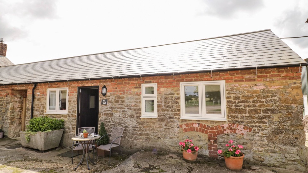Daventry Cottage | THE APPLE BARN, with a garden in Catesby
