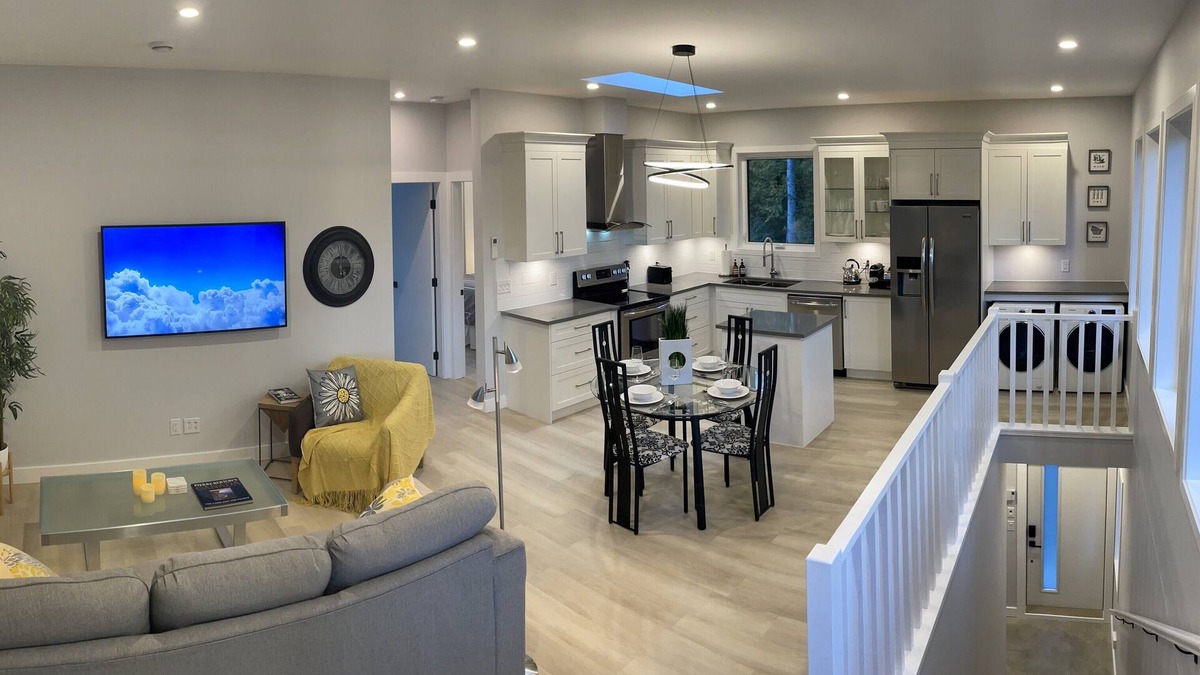 North Saanich House | The Arbutus Loft- 2 bed suite in new home walk to beach & Golf