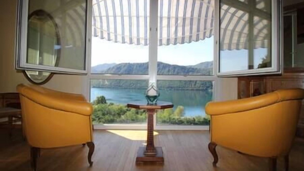 Pettenasco Apartment | The Arch in the sky for 4 people, Una vista lago unica ed un relax in giardino per godere di questo