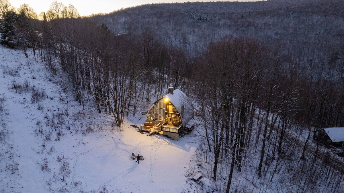 Plymouth Ski Chalet | "The Arched Chalet" Stunning Green Mountain views close to Killington and Okemo