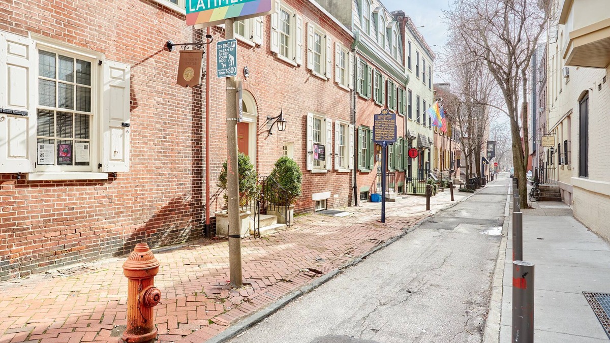 Gayborhood Apartment | The Arco powered by Sonder | Queen Room