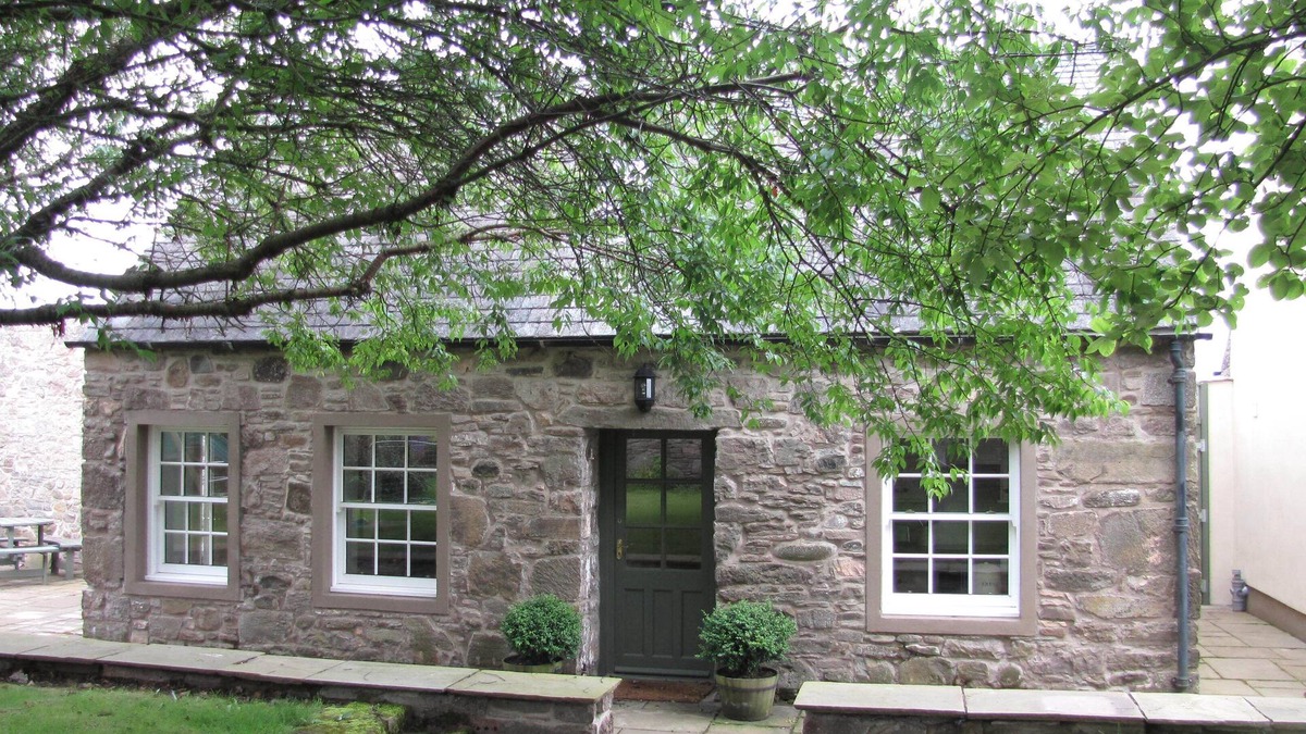 Auchterarder Cottage | The Arns Cottage is a traditional stone built, cosy and luxurious retreat.