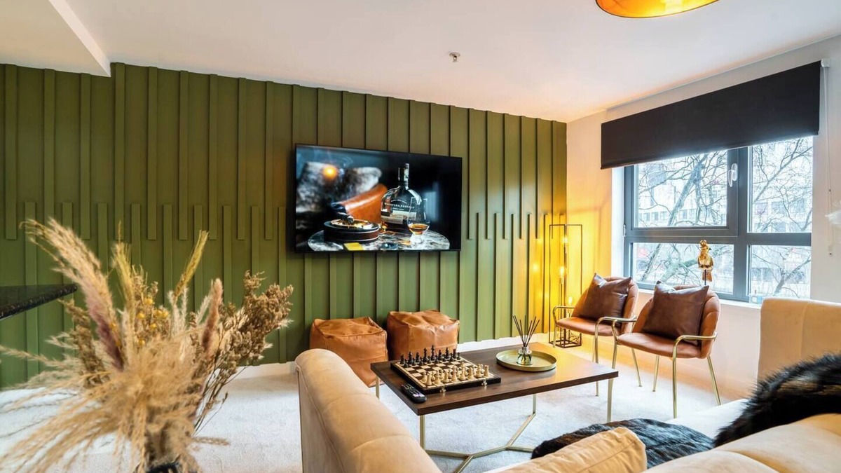 Kelvinbridge Apartment | The Arran Suite - Your Stylish Scottish Getaway!