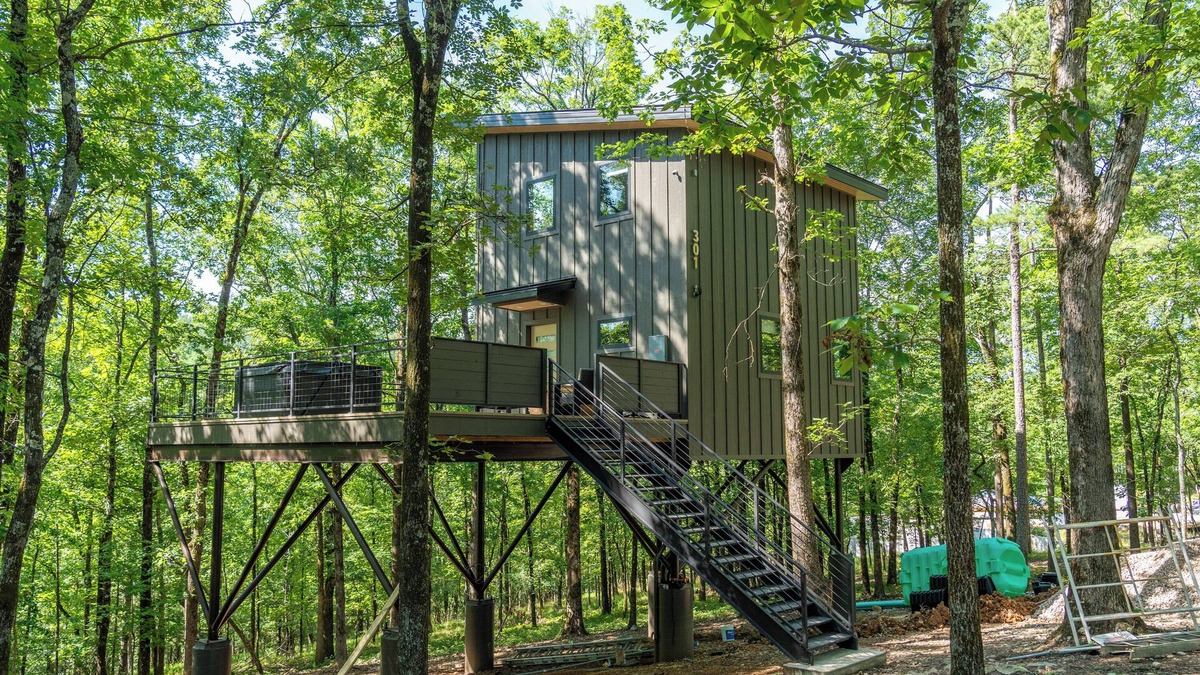 Hot Springs Cabin | The Arrow Treehouse - Sleeps 6