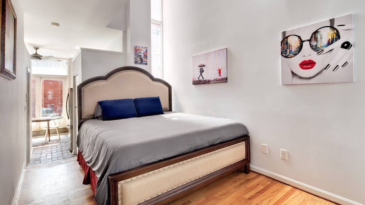 H Street Corridor Bed & Breakfast | THE ART COLLECTOR! National Mall, Hst, CAPITAL Hill, Union Station Unit B