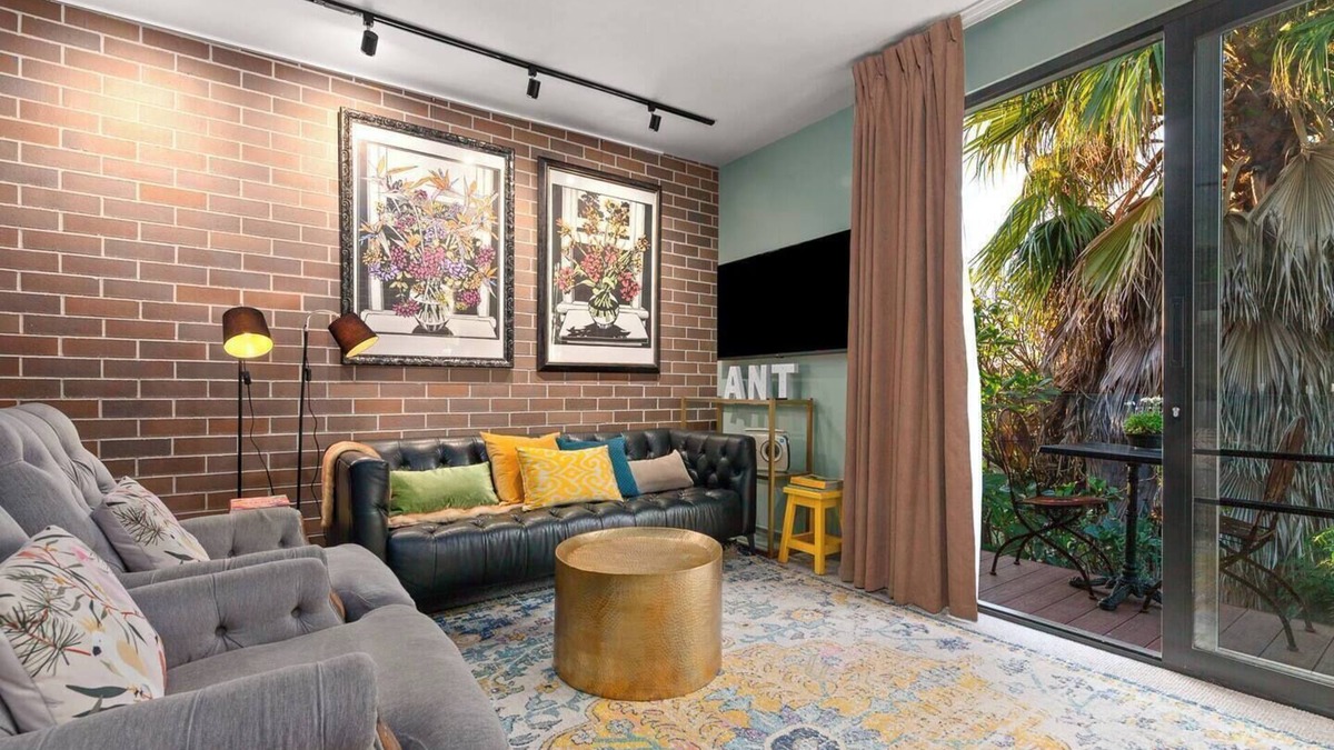 Petersham House | The Art Haus Retro Chic Hideaway near Local Gems