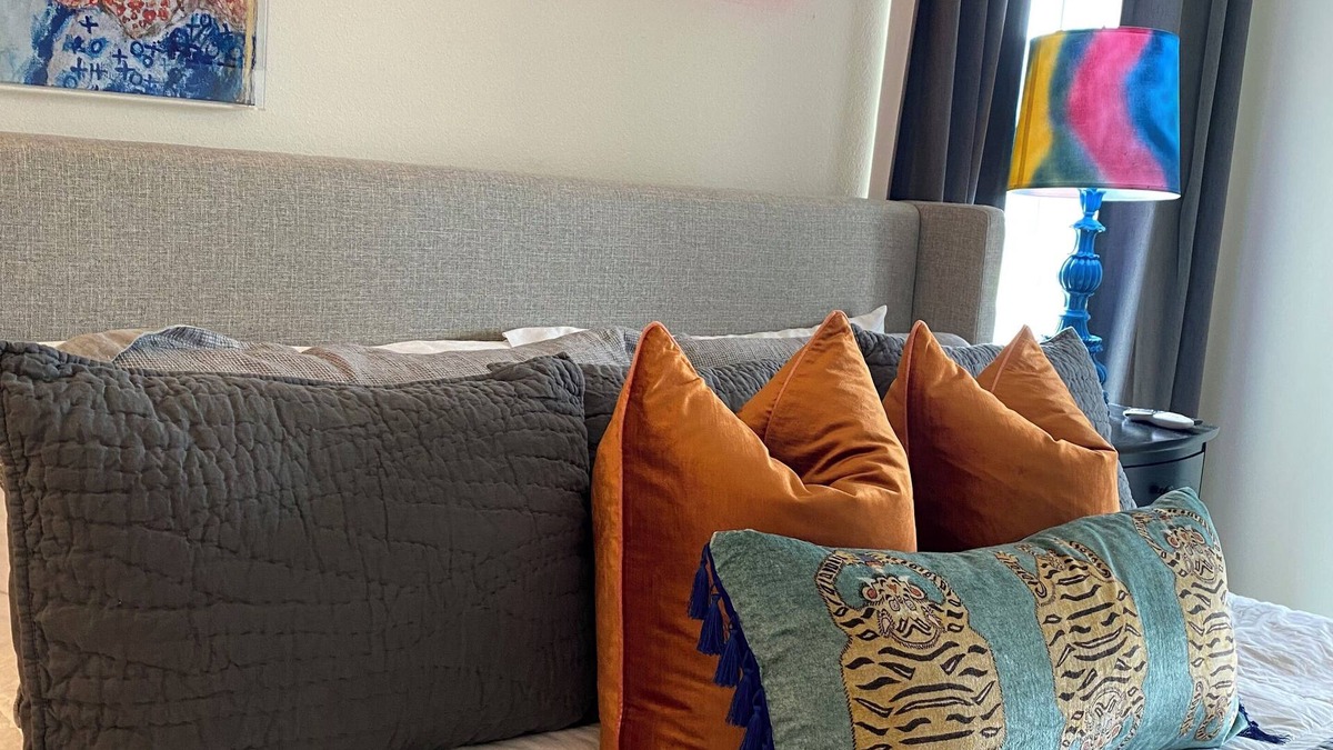 Mid America House | The Art House - a Stylish/Artsy Tri-Level Luxury Townhouse on Lake Hamilton!