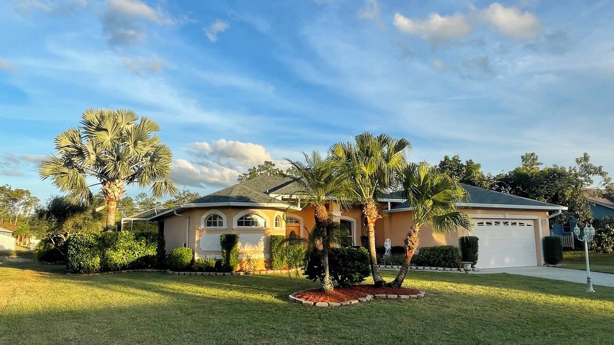 Joel House | The ArtHouse - modern, stylishly furnished vacation home with pool!