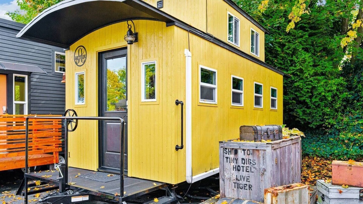 Kerns Hotel | The Arthur - Custom Tiny Home w/Train Vibe
