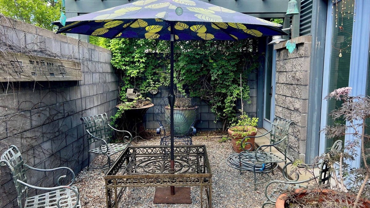 West Central House | The Artist Abode in Kendall Yards. Just blocks from shops, bars & restaurants.