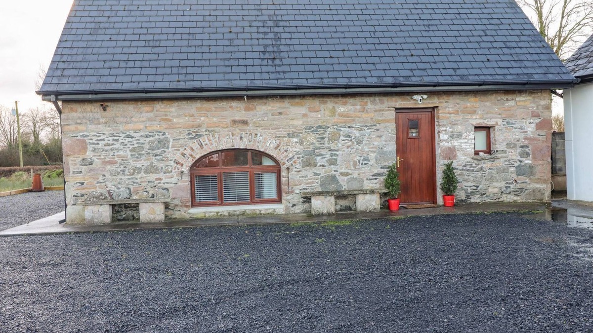 Glen of Aherlow Cottage | THE ARTIST'S BARN, family friendly in Cappawhite, County Tipperary