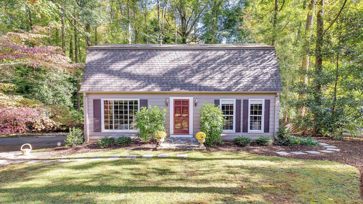 Drayton House | The Artist's Bungalow Cozy 2-bedroom house surrounded by woods in Spartanburg