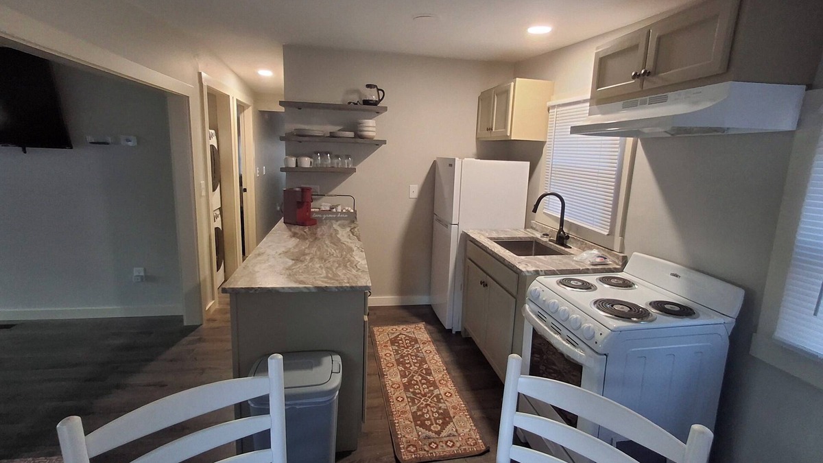 Lake George House | The Ash House @ Glen Laken1 mile from Six Flags theme park & The Factory Outlets
