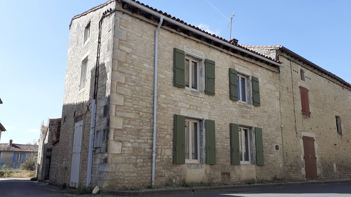 Tusson House | The atypical, charentaise deumeure in the heart of Tusson
