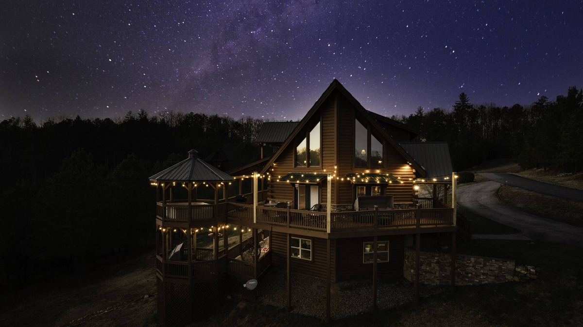 Morganton Cabin | The Aviary a Stargazers Dream✨ Close to Downtown 🛍️ Orchards 🍎 Train 🚂 Golf ⛳