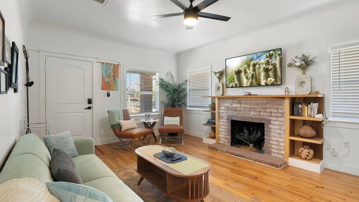 Garfield Apartment | The aviary | Walkable W/BBQ and fire pit